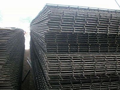 采用焊接網(wǎng)大量降低了現(xiàn)場安裝工時省去加工場地